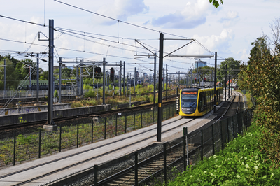 900335 Afbeelding van een tram van U-OV naar Utrecht Science Park P+R ter hoogte van de Begraafplaats Kovelswade ...